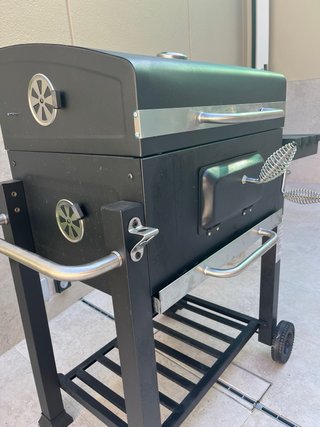 Barbacoa de carbón negra y plateada