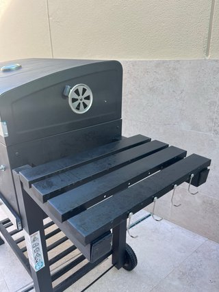 Barbacoa de carbón negra y plateada