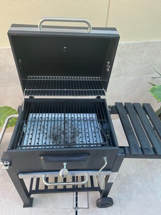 Barbacoa de carbón negra y plateada