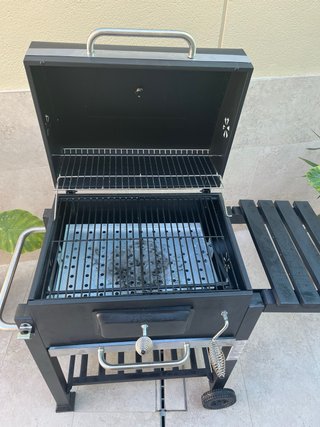 Barbacoa de carbón negra y plateada
