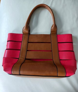 Bolso tote rojo y marrón