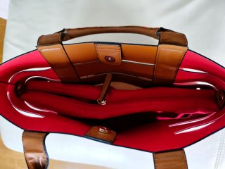 Bolso tote rojo y marrón