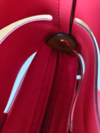Bolso tote rojo y marrón