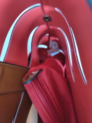 Bolso tote rojo y marrón