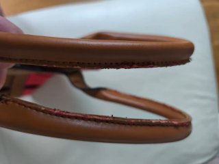 Bolso tote rojo y marrón