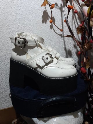 Zapatos de tacón alto blancos