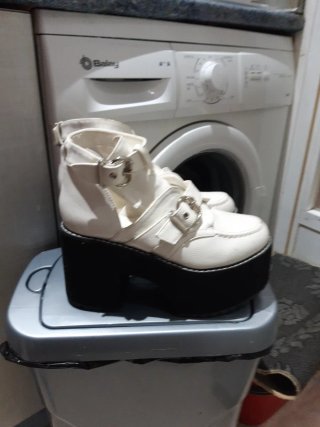Zapatos de tacón alto blancos