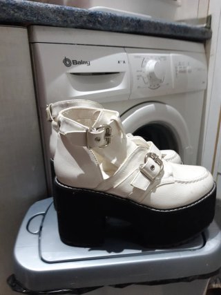 Zapatos de tacón alto blancos