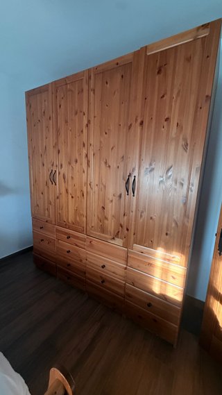 Armario de madera puertas y cajones
