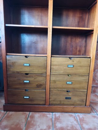 Librería de madera y metal
