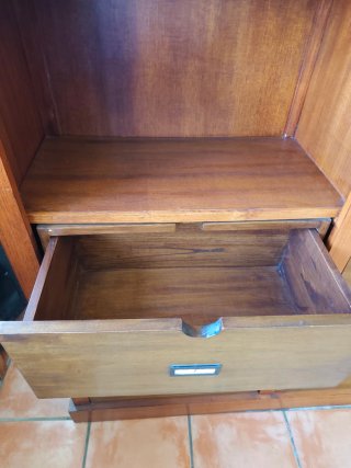 Librería de madera y metal