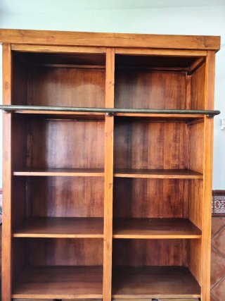 Librería de madera y metal