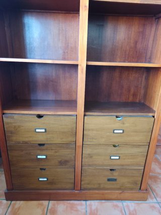 Librería de madera y metal