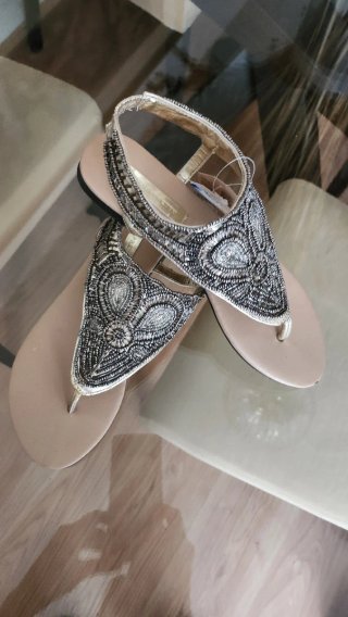 Sandalias planas doradas.