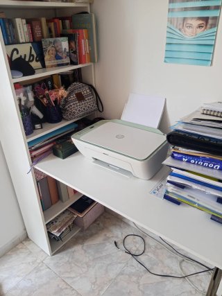 Escritorio con estantería blanca