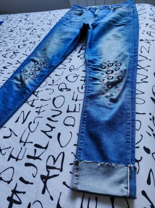 Pantalón vaquero Desigual bordado