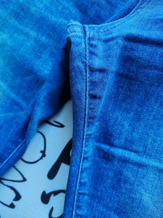 Pantalón vaquero Desigual bordado