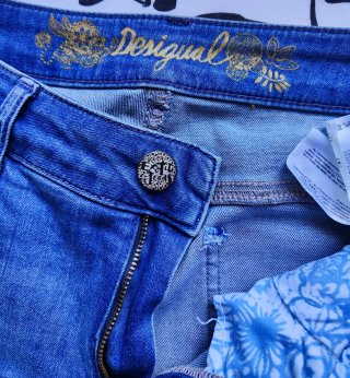 Pantalón vaquero Desigual bordado