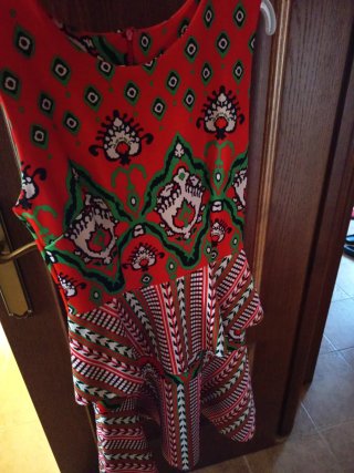Vestido sin mangas multicolor con falda de capas