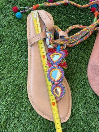 Sandalias de piel con abalorios y conchas