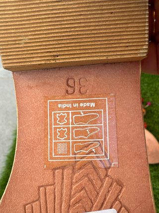 Sandalias de piel con abalorios y conchas