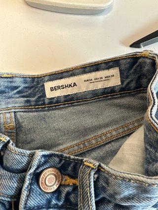 Bermuda vaquera desgastada