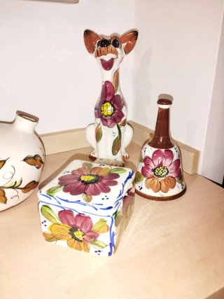 Cerámica Enma: Figura Perro y Jarra Flores