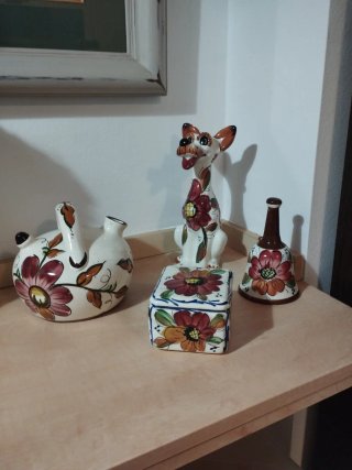 Cerámica Enma: Figura Perro y Jarra Flores