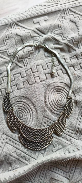 Collar plateado con diseño de malla