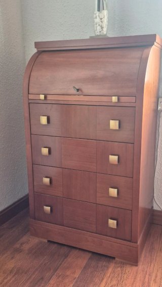 Cómoda de madera con cajones