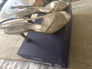 Zapatos de tacón plateados con encaje
