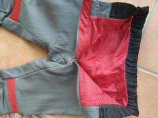 Pantalón piel moto gris con banda roja