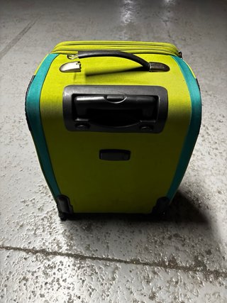 Maleta de viaje verde con ruedas traseras