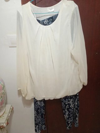 Blusa blanca y pantalón estampado