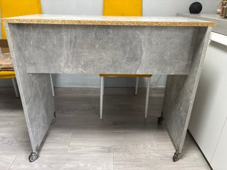 Mesa auxiliar gris con ruedas