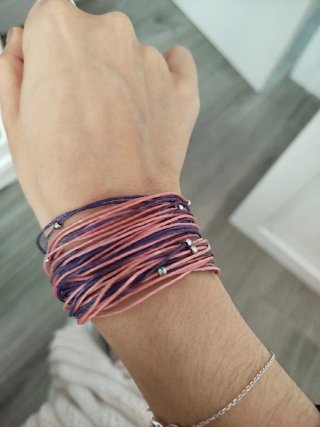 Pulsera hilos rosa y morado con cuentas
