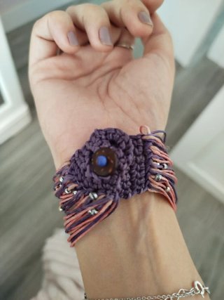 Pulsera hilos rosa y morado con cuentas