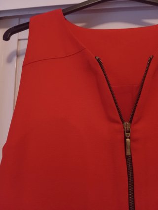 Vestido rojo con cremallera frontal