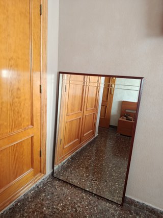 Cómoda y espejo habitación matrimonio