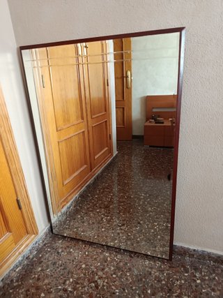 Cómoda y espejo habitación matrimonio