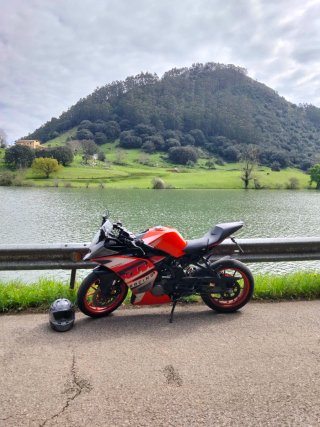 KTM RC 125 - Moto Deportiva Naranja/Negra