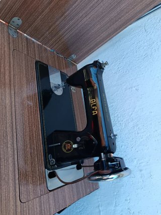 Máquina de coser Alfa negra, con cajón, Gracias