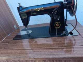 Máquina de coser Alfa negra, con cajón, Gracias