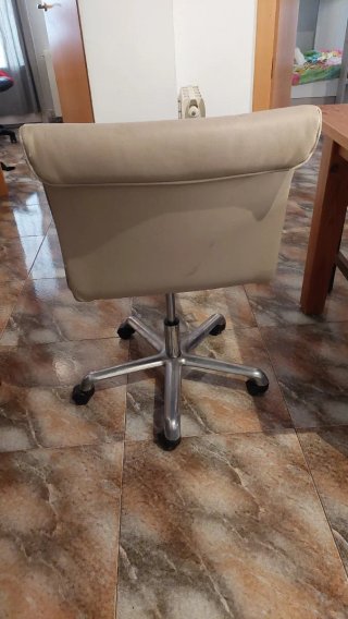 Silla de escritorio beige y plateada