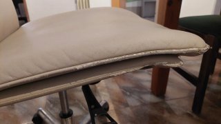Silla de escritorio beige y plateada