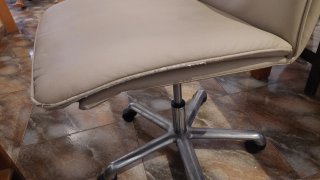 Silla de escritorio beige y plateada