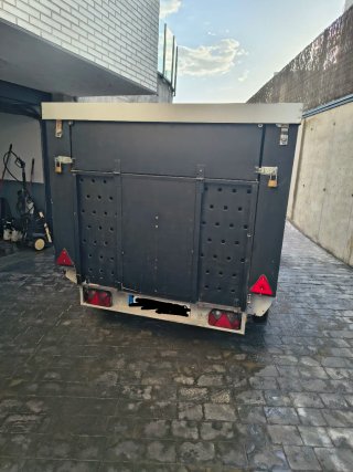 Remolque cerrado con rampa
