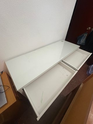 Escritorio blanco con cajones y cristal