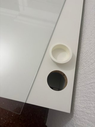 Escritorio blanco con cajones y cristal