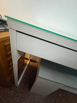 Escritorio blanco con cajones y cristal